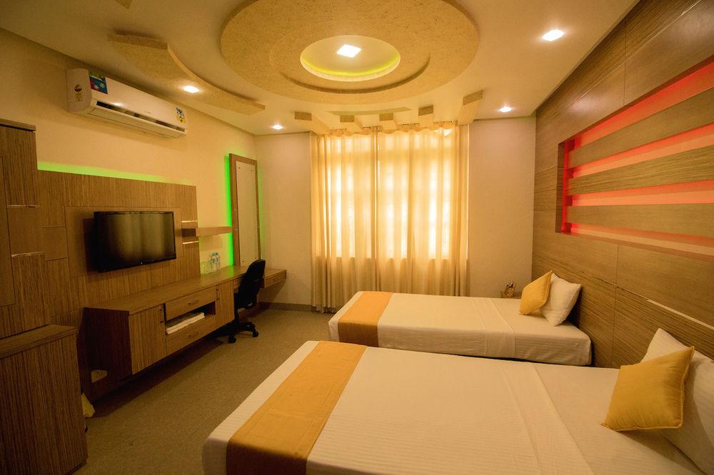Royal Castle Hotel Negombo Bagian luar foto