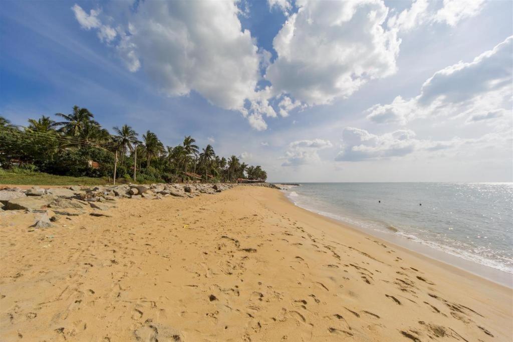 Royal Castle Hotel Negombo Bagian luar foto