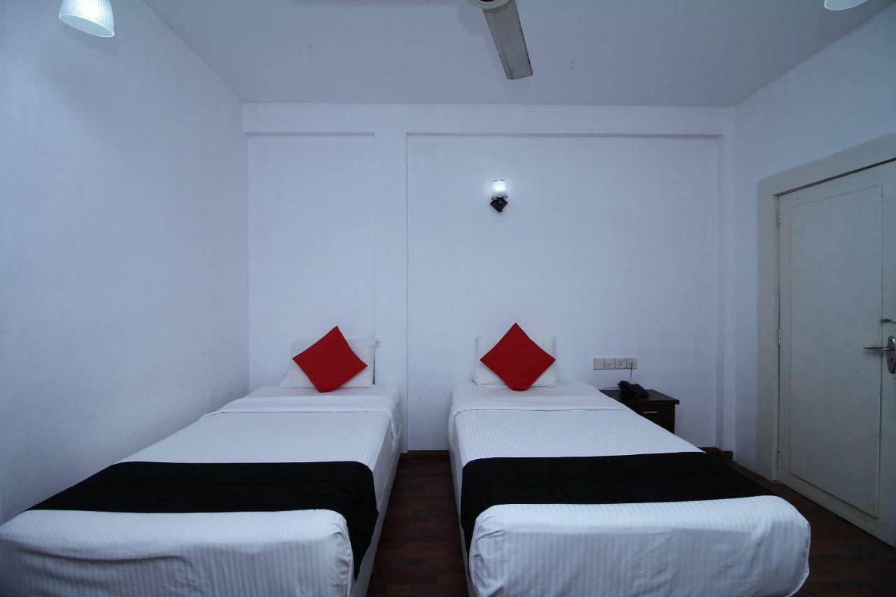 Royal Castle Hotel Negombo Bagian luar foto