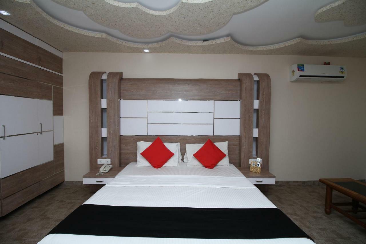 Royal Castle Hotel Negombo Bagian luar foto